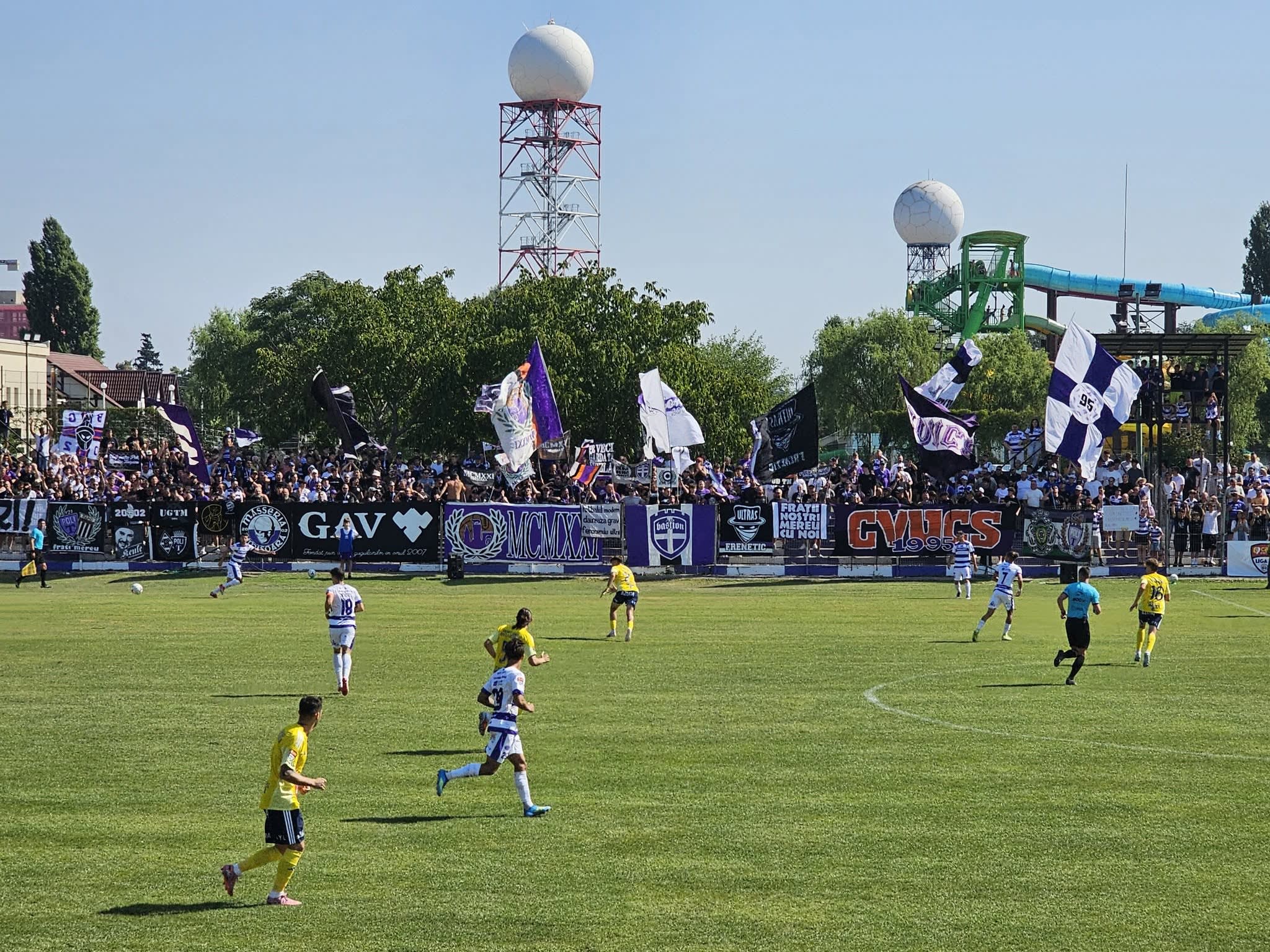 Jucători de fotbal în acțiune pe stadionul din Timișoara Jucători de fotbal în acțiune pe stadionul din Timișoara