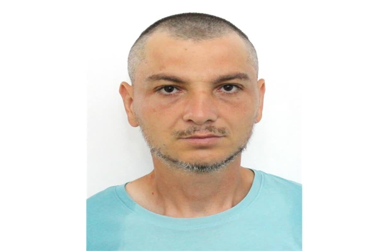 Polițiști căutând un bărbat în Strejnicu, Prahova Polițiști căutând un bărbat în Strejnicu, Prahova