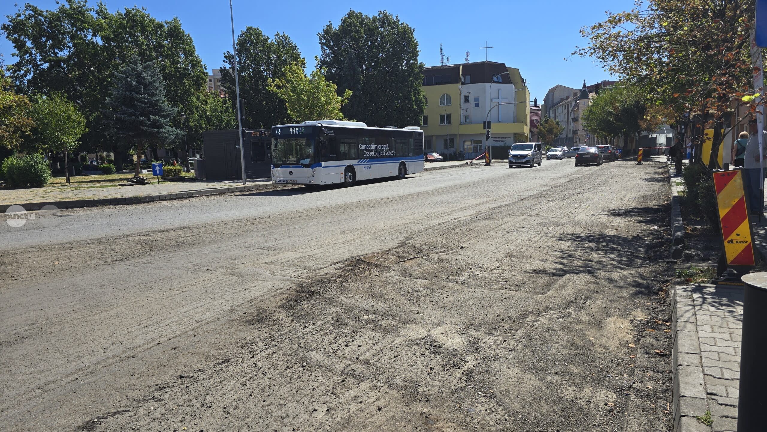 Lucrări de reparație pe strada Cuza Vodă din Mureș, muncitori și echipamente Lucrări de reparație pe strada Cuza Vodă din Mureș, muncitori și echipamente