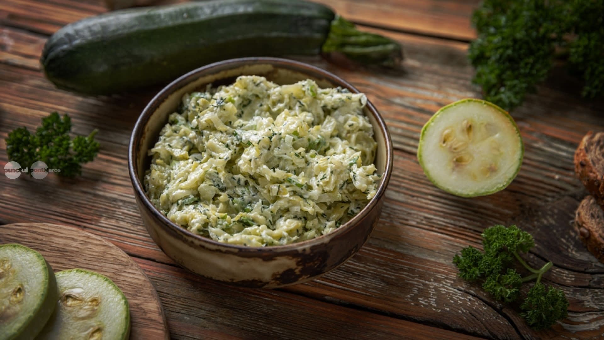 Salata de dovlecei, o alternativă ușoară și cremoasă la salata de vinete