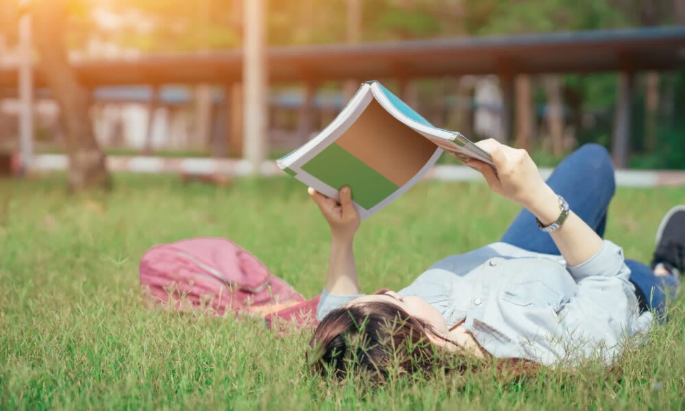 Oameni relaxându-se pe plajă Oameni relaxându-se pe plajă