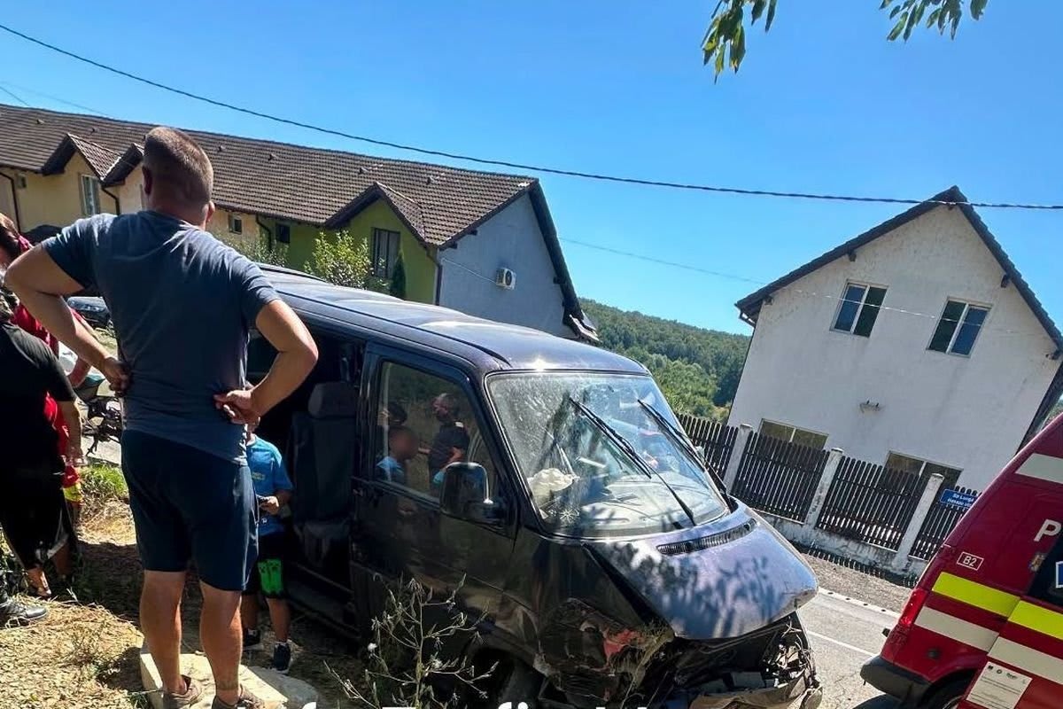 Șase persoane au fost rănite într-un accident de microbuz între Jedd și Kebele