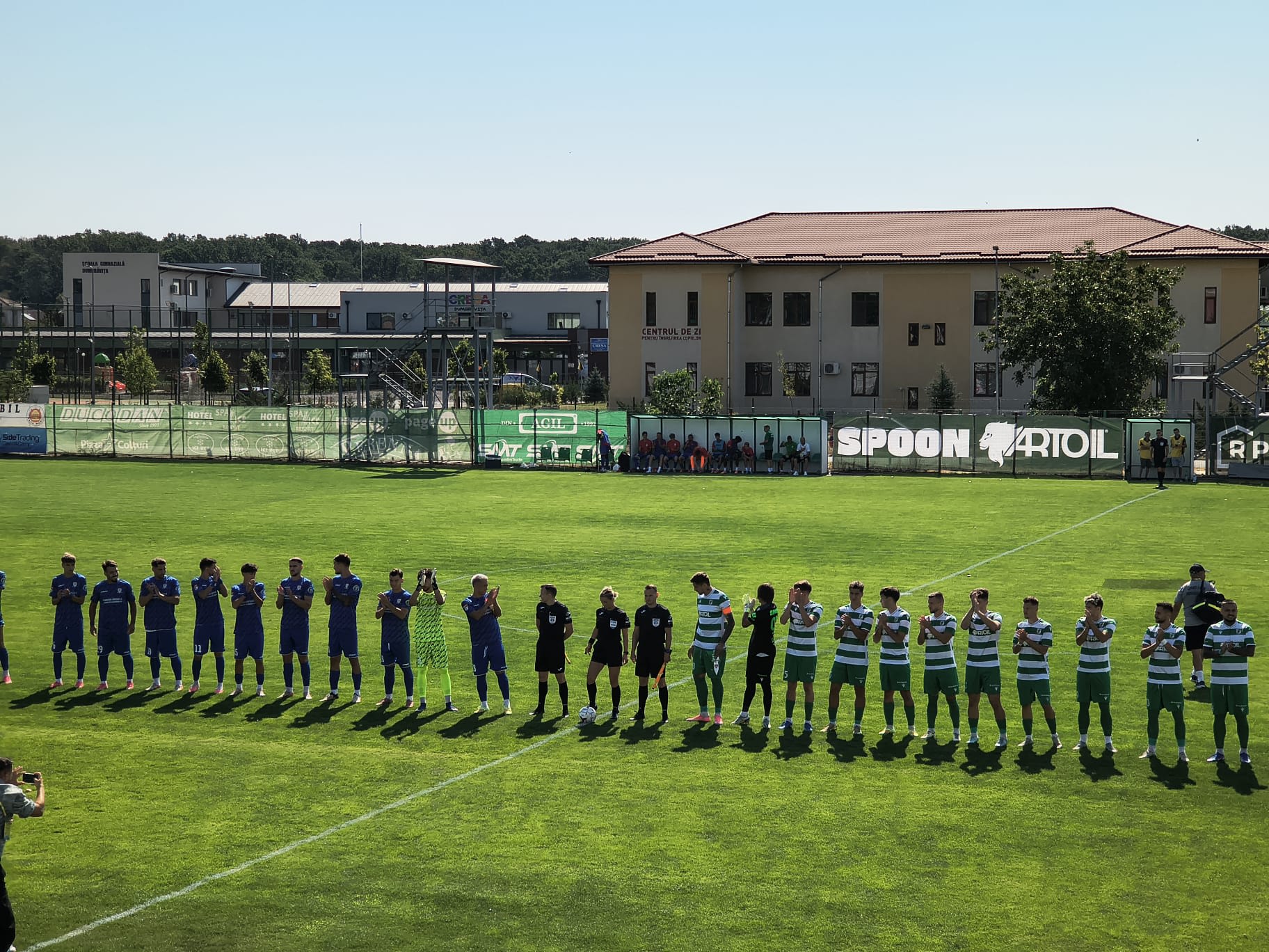Fotbal în Liga a II-a, echipe în acțiune pe teren Fotbal în Liga a II-a, echipe în acțiune pe teren