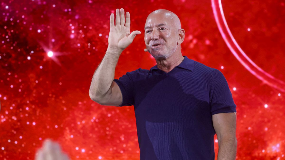 Jeff Bezos în fața stadionului Liverpool, în context sportiv Jeff Bezos în fața stadionului Liverpool, în context sportiv
