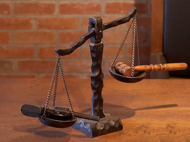 Ionel Onofraș în arest, escortat de polițiști italieni