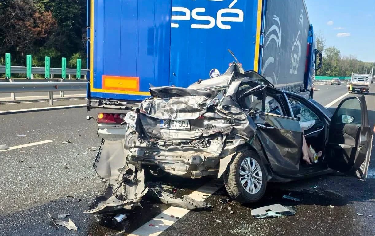 Un șofer s-a stins din viață și o femeie a fost rănită grav după ce autoturismul a fost prins între două TIR-uri