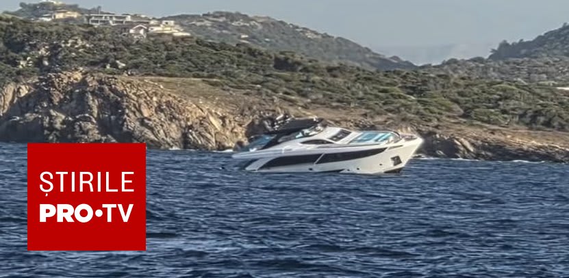 Iaht scufundat în zona Costa Smeralda, Sardinia, cu apă și nori Iaht scufundat în zona Costa Smeralda, Sardinia, cu apă și nori