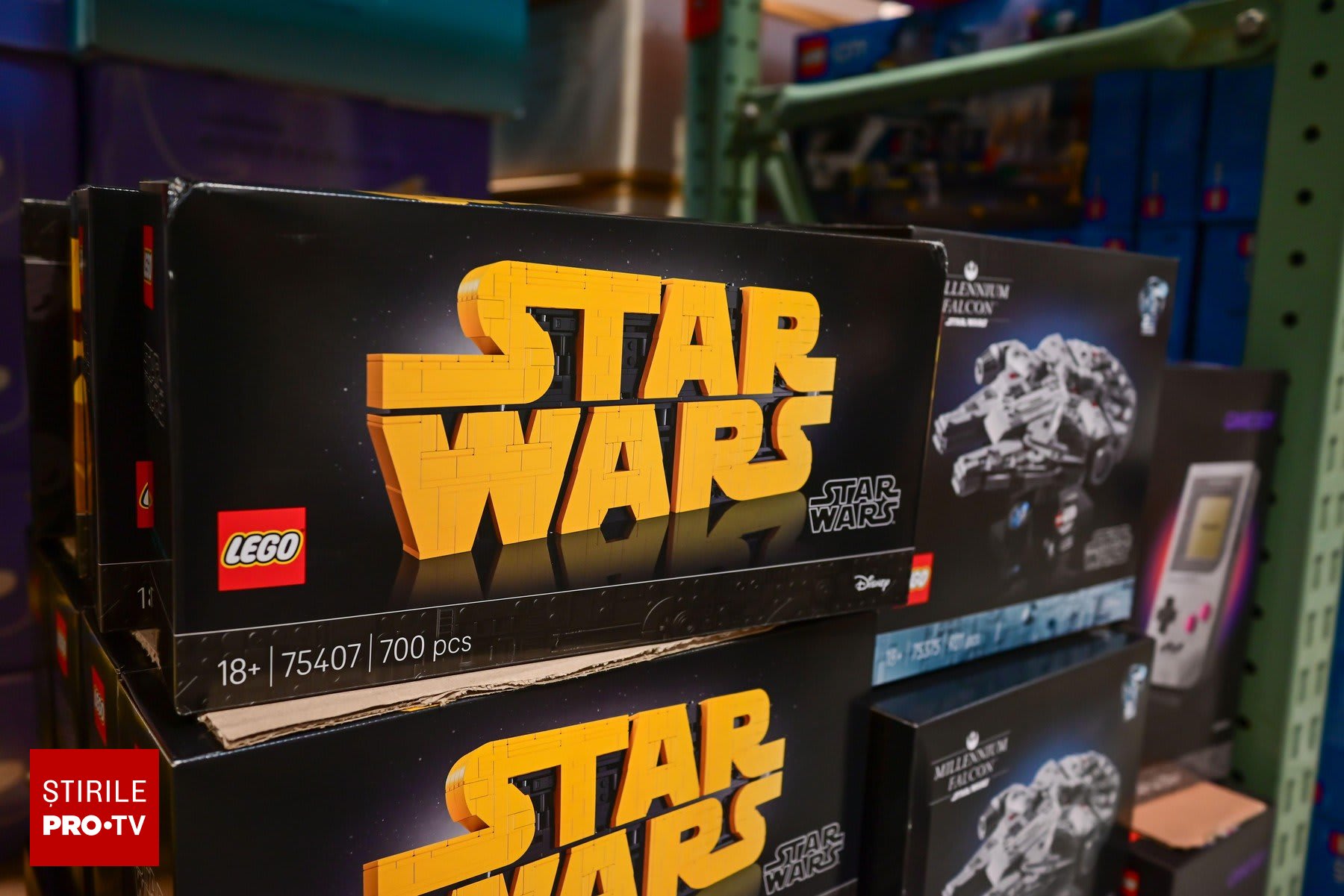 Adolescent vânzând Lego pe eBay Adolescent vânzând Lego pe eBay