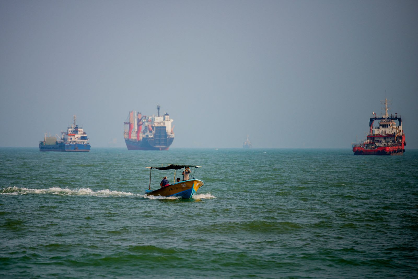 Nave petroliere atacate în Strâmtoarea Ormuz, incident maritim Nave petroliere atacate în Strâmtoarea Ormuz, incident maritim