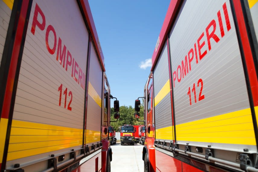 Pompieri în acțiune stingând incendiu de vegetație în Năvodari