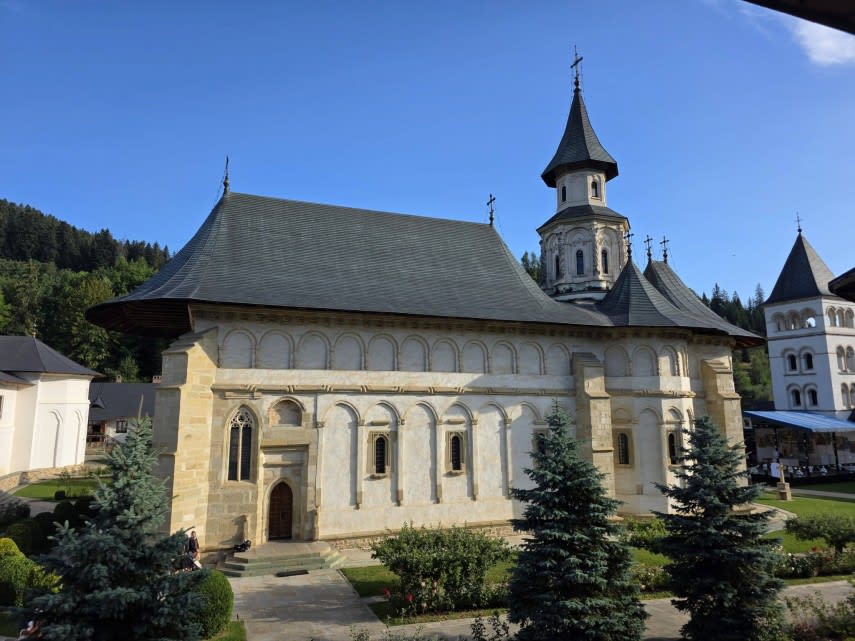 Credincioși participând la slujba de Adormirea Maicii Domnului la Mănăstirea Putna