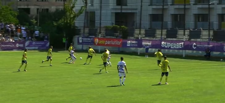 Jucători de fotbal în acțiune pe stadionul Electrica din Timișoara Jucători de fotbal în acțiune pe stadionul Electrica din Timișoara