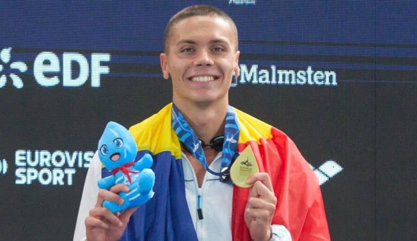 David Popovici în piscină, zâmbind, în timpul antrenamentului