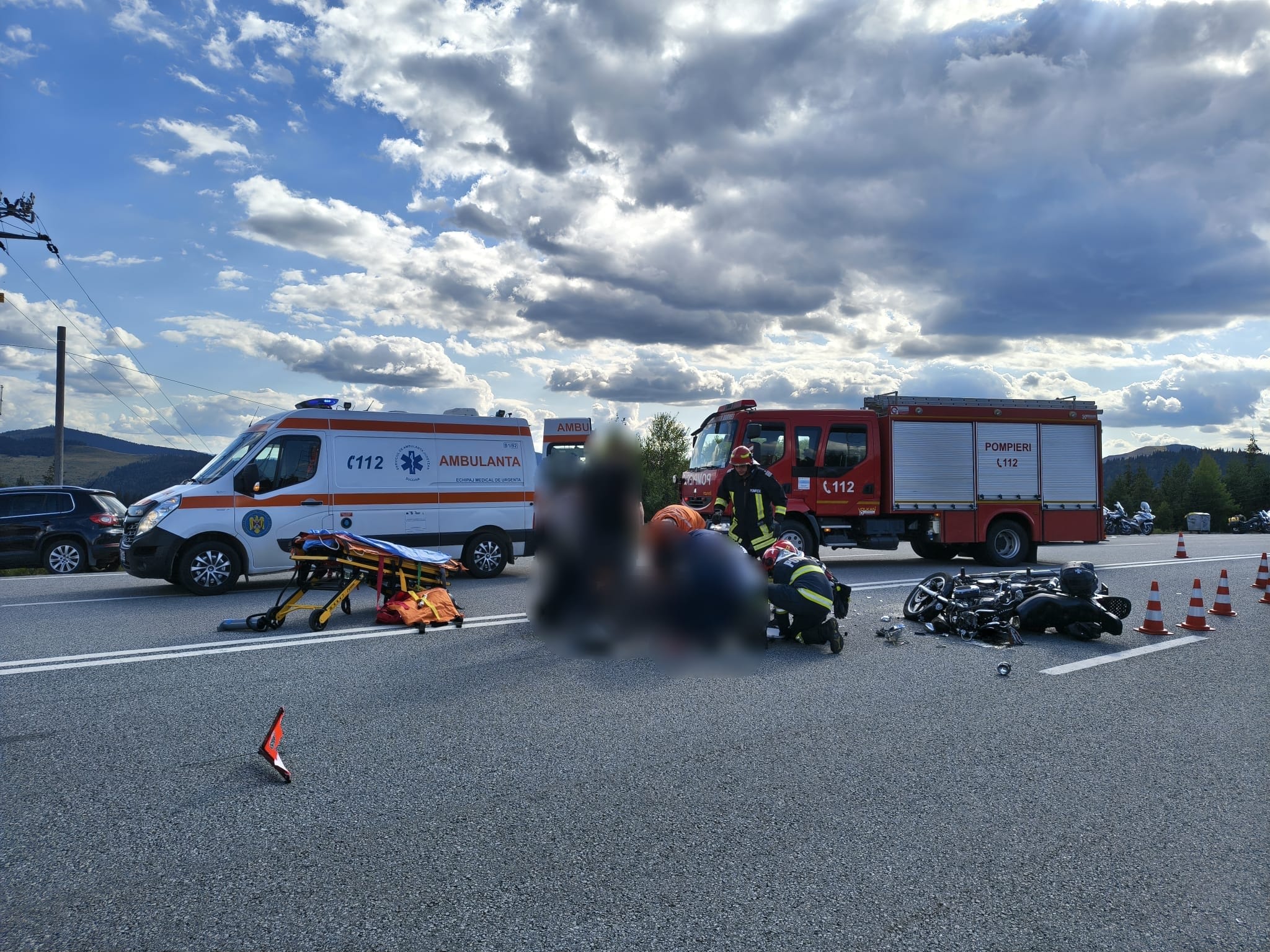 Accident rutier în Pasul Mestecăniș cu motocicletă și autoturism Accident rutier în Pasul Mestecăniș cu motocicletă și autoturism