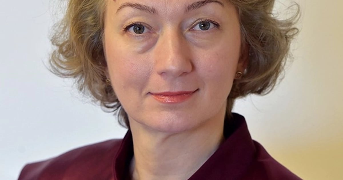 Elena-Simina Tănăsescu la birou Elena-Simina Tănăsescu la birou