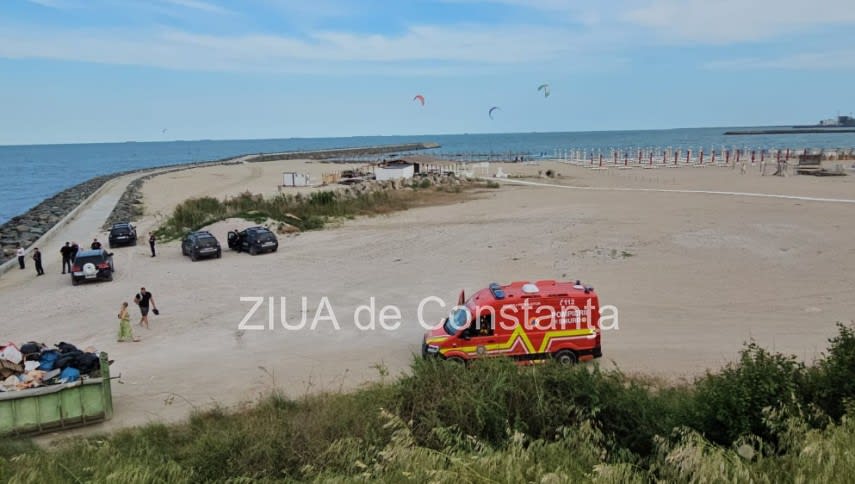 Salvamar din Olimp găsind fragment de dronă pe mare, plajă în Olimp