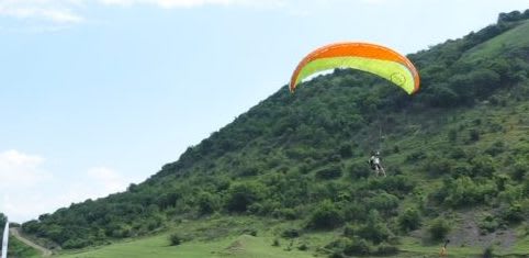 Intervenție cu alpiniști pe Măgura Uroiului: o parapantistă a rămas blocată pe stâncă