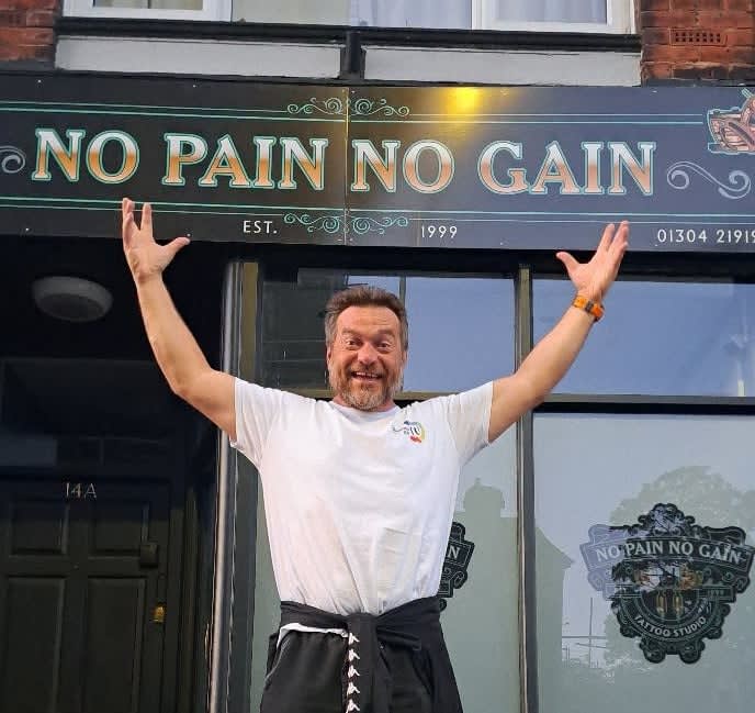 Sportiv român înotând în stil bras în Marea Britanie Sportiv român înotând în stil bras în Marea Britanie