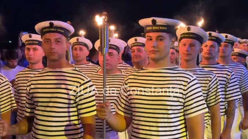 Marinari militari în retragere cu torțe pe faleza din Constanța