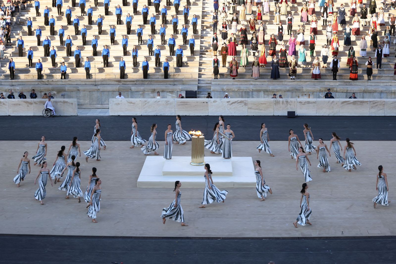 Stadionul Panathenaic din Atena în proces de curățare, muncitori în acțiune, marmură albă