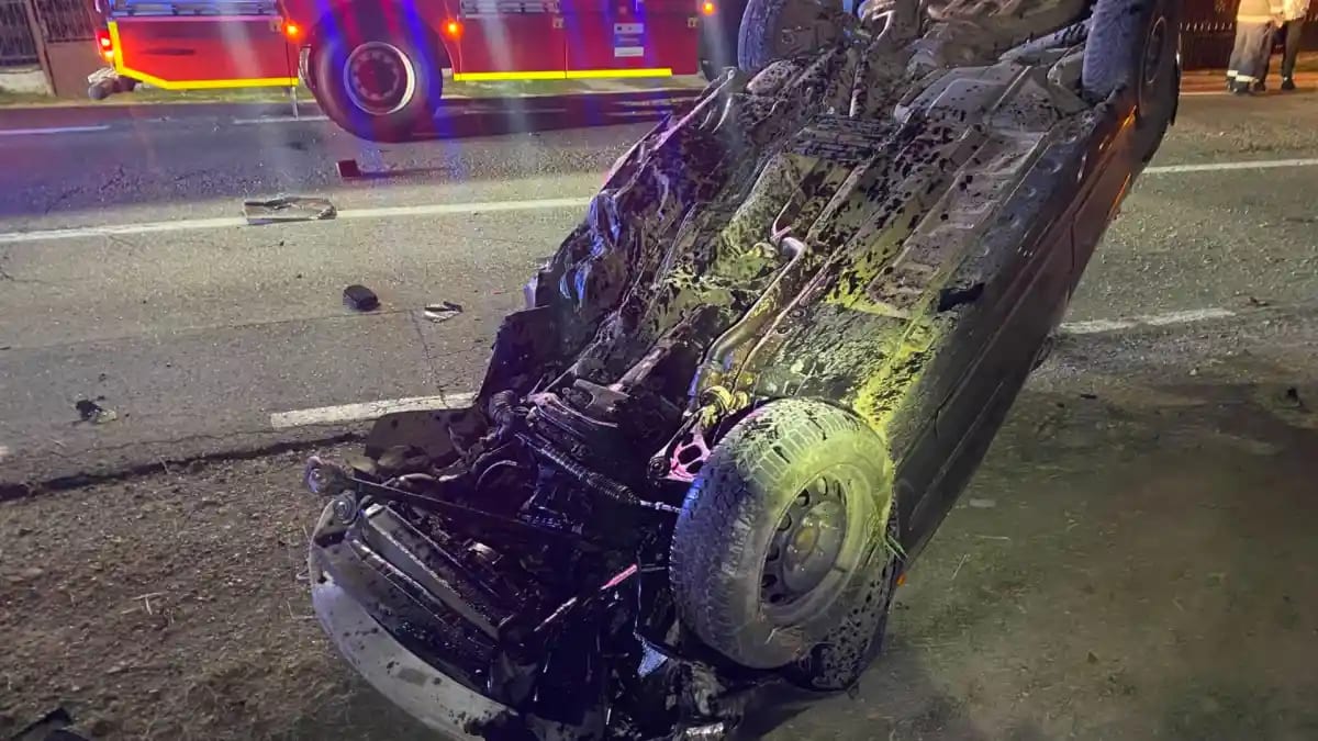 Autoturism răsturnat pe plafon, intervenție SMURD în Cluj Autoturism răsturnat pe plafon, intervenție SMURD în Cluj