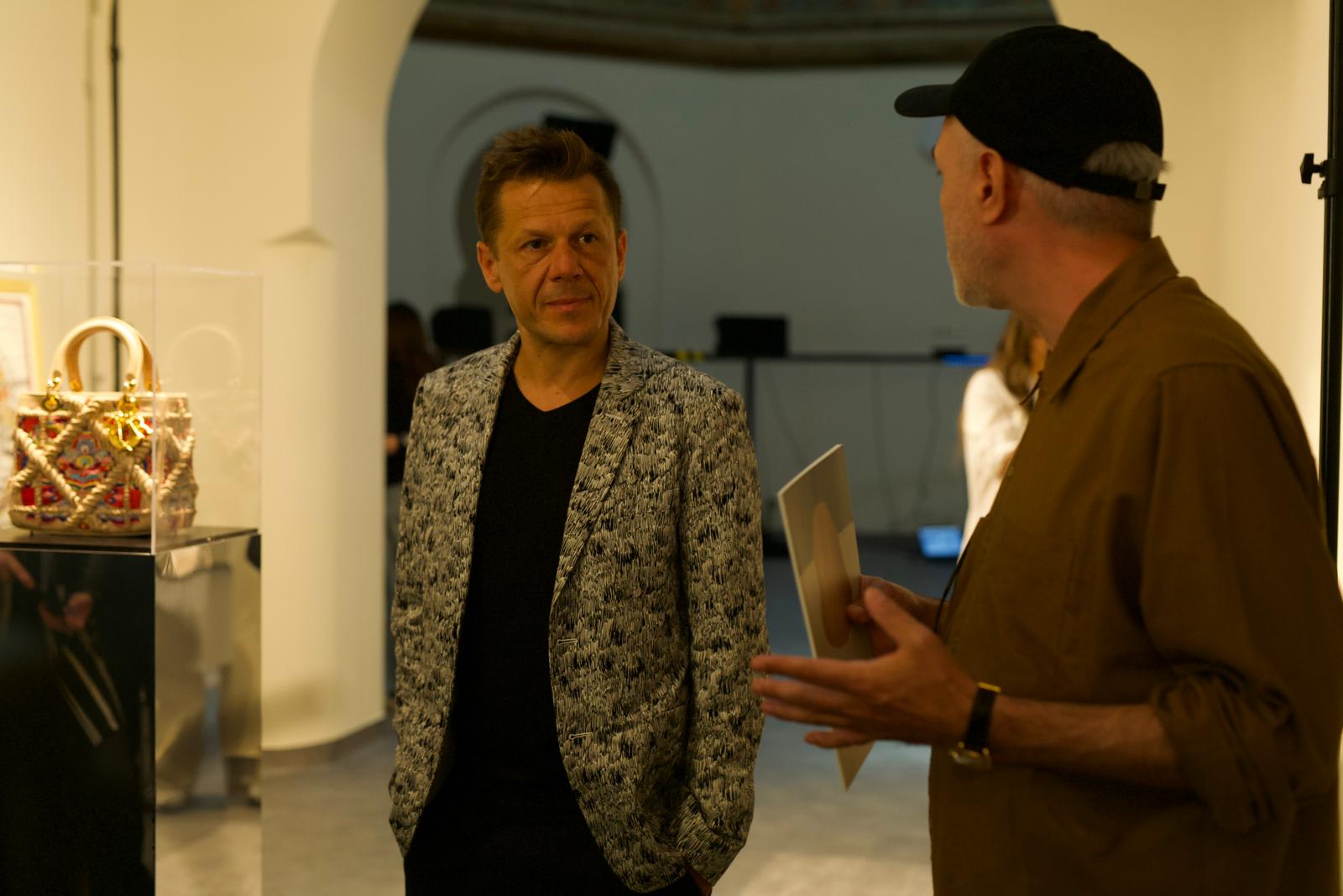 Artistul Mircea Cantor desenează artefacte dacice pentru emisiunea filatelică Artistul Mircea Cantor desenează artefacte dacice pentru emisiunea filatelică