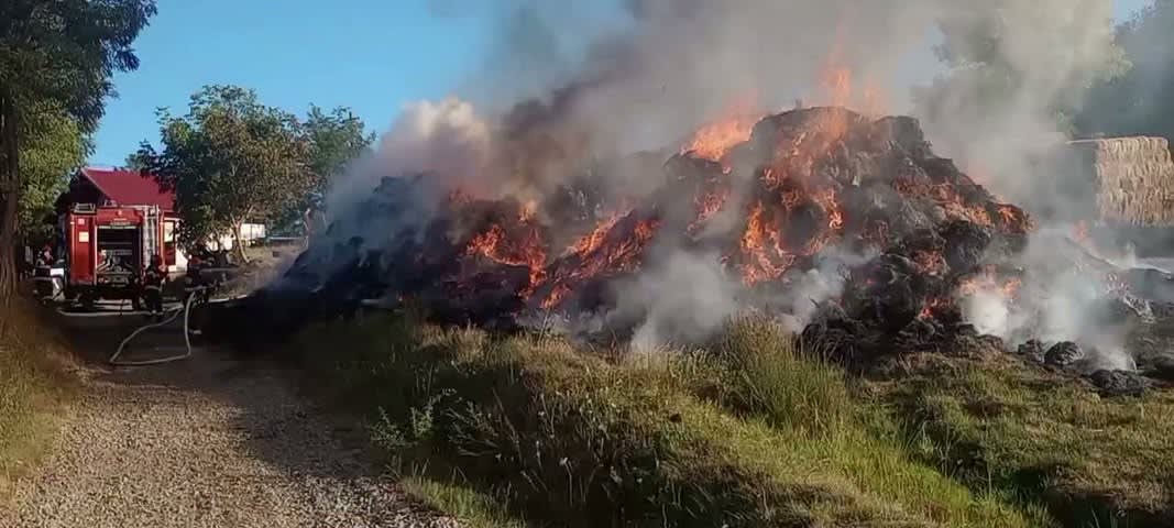 Incendiu devastator în Dumeni: Pompierii au acționat timp de șase ore pentru a stinge flăcările Incendiu devastator în Dumeni: Pompierii au acționat timp de șase ore pentru a stinge flăcările