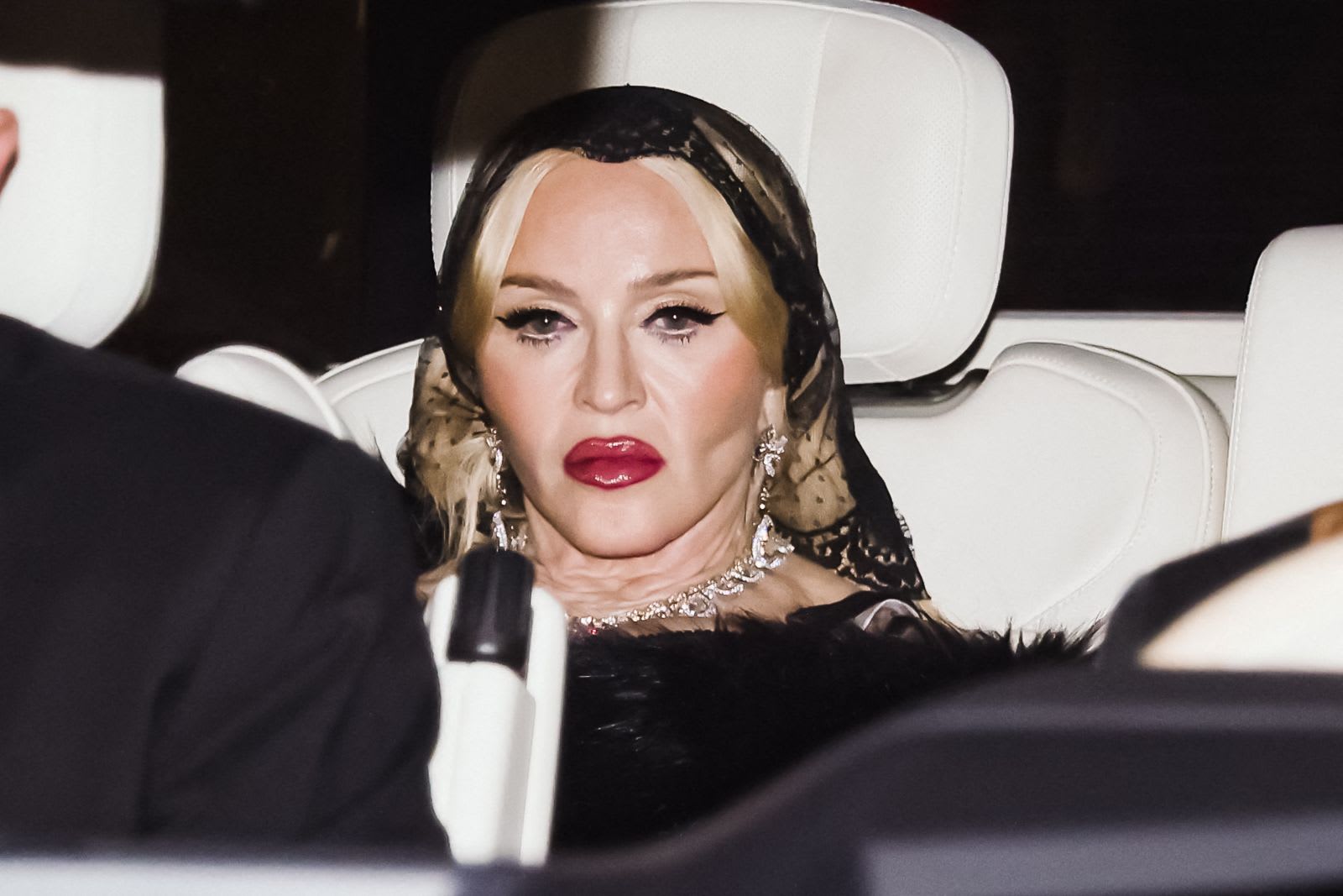 Madonna în vizită la mănăstirea Meteora, Grecia, cu elicopterul privat Madonna în vizită la mănăstirea Meteora, Grecia, cu elicopterul privat