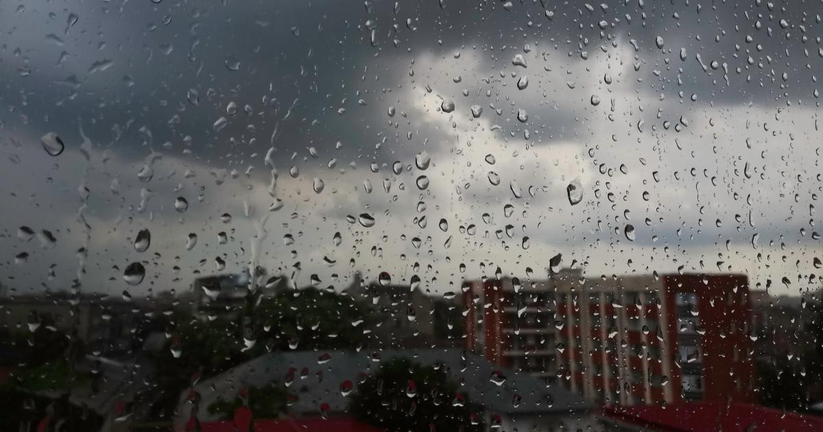 Vânt puternic, grindină și nori de furtună în peisaj românesc Vânt puternic, grindină și nori de furtună în peisaj românesc