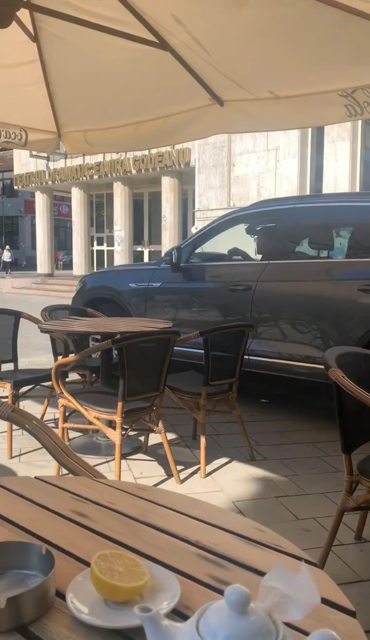 Mașină intrând printre mesele unei terase din zona pietonală din Târgu Jiu Mașină intrând printre mesele unei terase din zona pietonală din Târgu Jiu