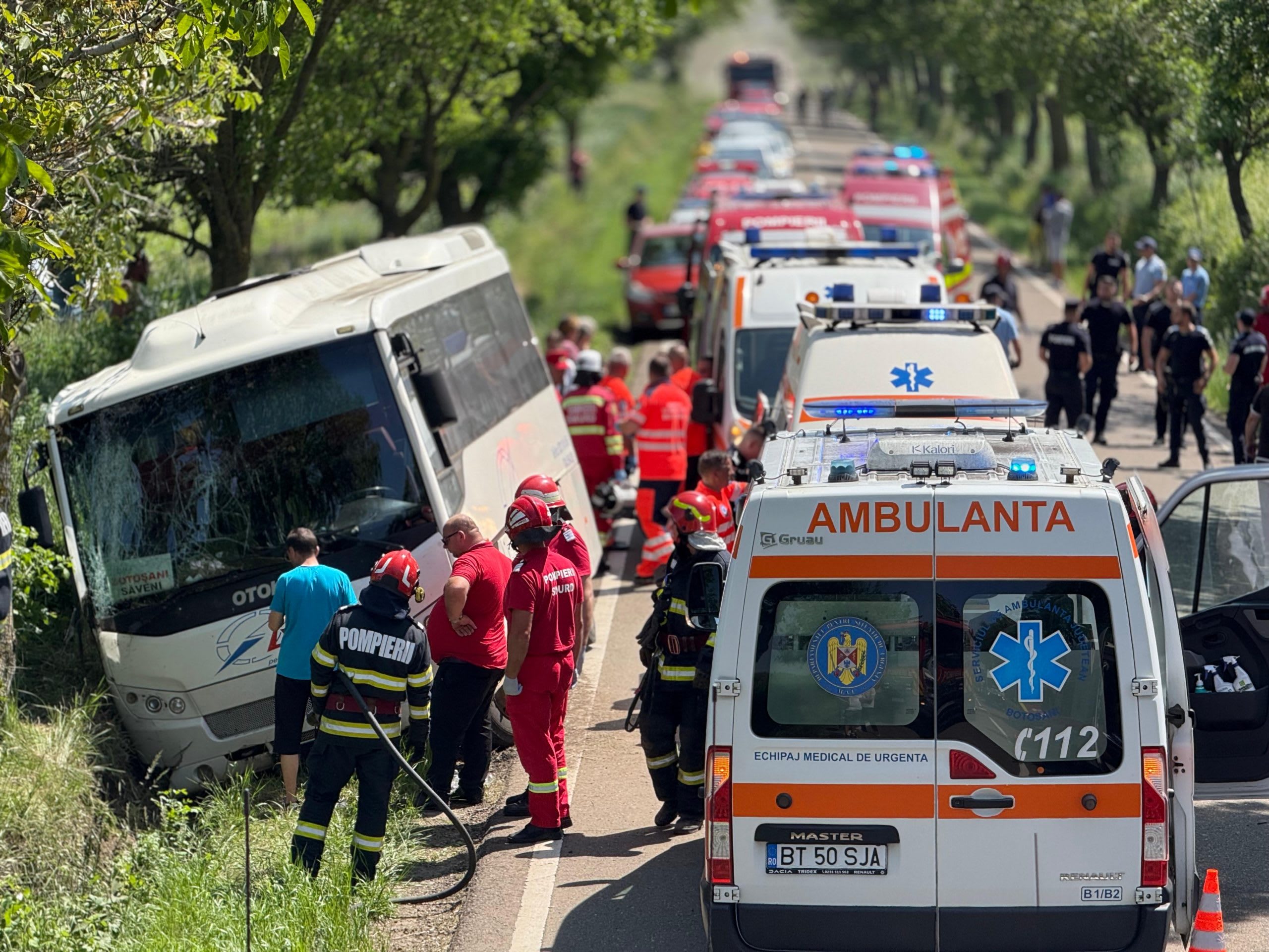 Autocar răsturnat pe autostrada M3 din Ungaria, echipaje de intervenție Autocar răsturnat pe autostrada M3 din Ungaria, echipaje de intervenție