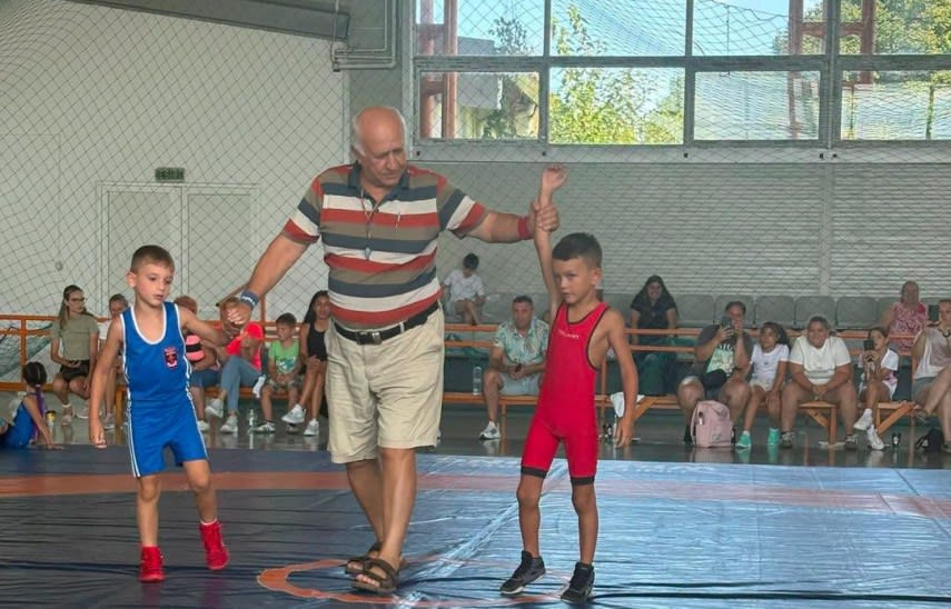Copii participanți la concursul de lupte organizat de CS Medgidia