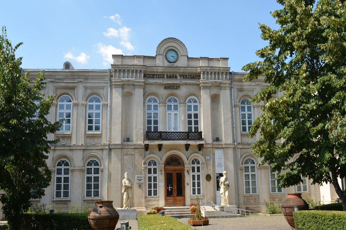Muzeul Județean de Istorie și Arheologie Prahova, clădire neoclasică Muzeul Județean de Istorie și Arheologie Prahova, clădire neoclasică