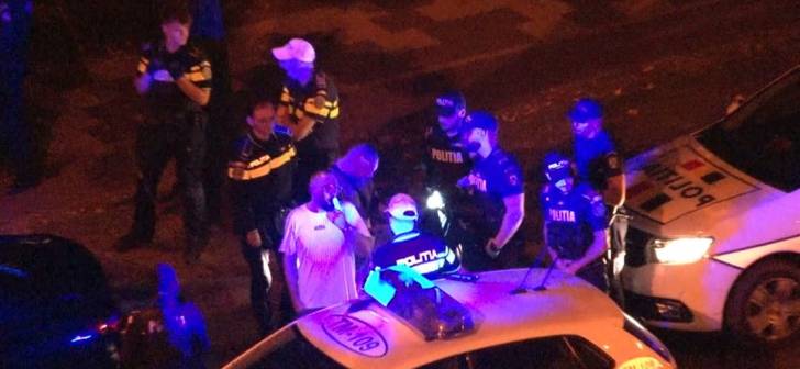 Polițiști intervenind în centrul Aradului după scandal Polițiști intervenind în centrul Aradului după scandal
