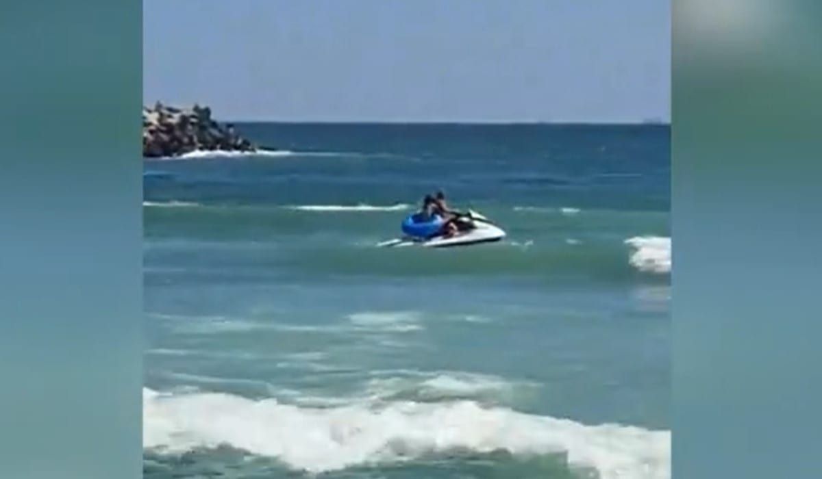 Salvamari salvând o fată de 13 ani din mare la Eforie Nord Salvamari salvând o fată de 13 ani din mare la Eforie Nord