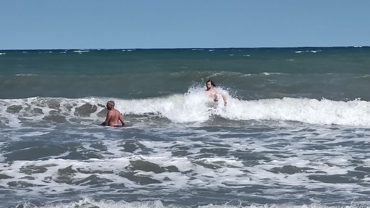 Salvamari salvând turist din mare pe plaja Belona din Eforie Salvamari salvând turist din mare pe plaja Belona din Eforie