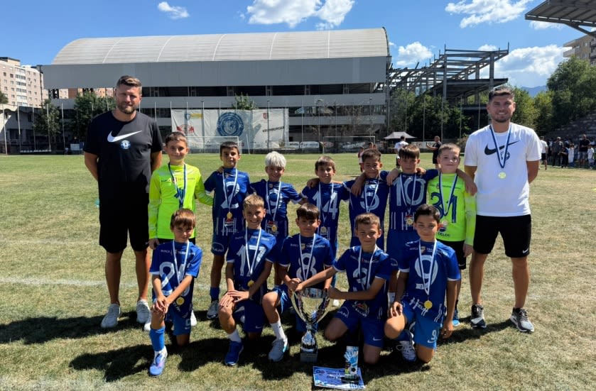 Echipe de juniori Academia Hagi câștigând trofee la Brașov Junior's Cup 2026