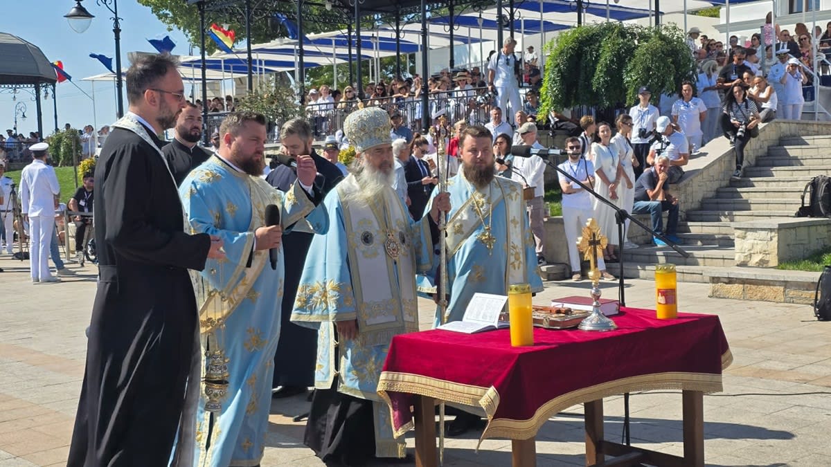 IPS Teodosie oficiind Sfânta Liturghie la Dorna Arini IPS Teodosie oficiind Sfânta Liturghie la Dorna Arini
