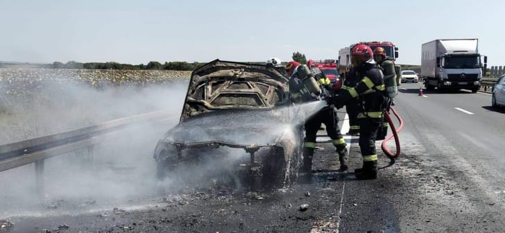 Mașină în flăcări pe autostrada Lugoj - Timișoara, intervenție pompieri Mașină în flăcări pe autostrada Lugoj - Timișoara, intervenție pompieri