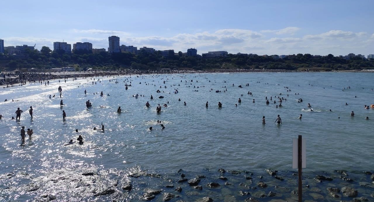 Salvatori în acțiune pe plaja din Olimp, intervenție în mare Salvatori în acțiune pe plaja din Olimp, intervenție în mare