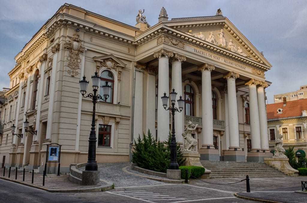 Spectacol la Teatrul Regina Maria cu jucători și suporteri Spectacol la Teatrul Regina Maria cu jucători și suporteri