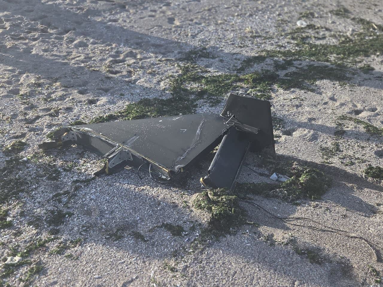 Fragment de dronă neagră găsit pe plajă în Tuzla Fragment de dronă neagră găsit pe plajă în Tuzla