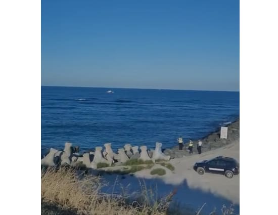 Echipă EOD recuperând fragment de dronă din Marea Neagră lângă Zoom Beach Echipă EOD recuperând fragment de dronă din Marea Neagră lângă Zoom Beach