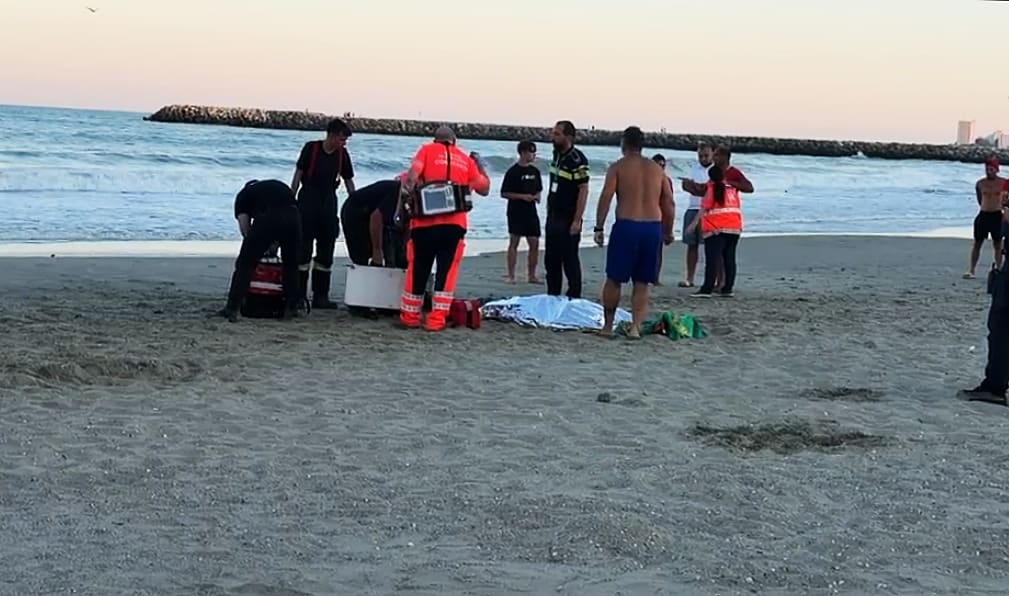 Trei salvatori în acțiune pe plajă la Olimp, intervenție de salvare Trei salvatori în acțiune pe plajă la Olimp, intervenție de salvare