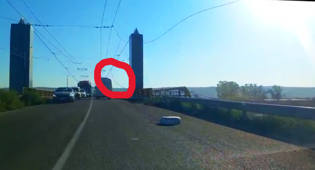 Firele rețelei de troleibuz căzute pe carosabil pe podul CFR din Vaslui Firele rețelei de troleibuz căzute pe carosabil pe podul CFR din Vaslui