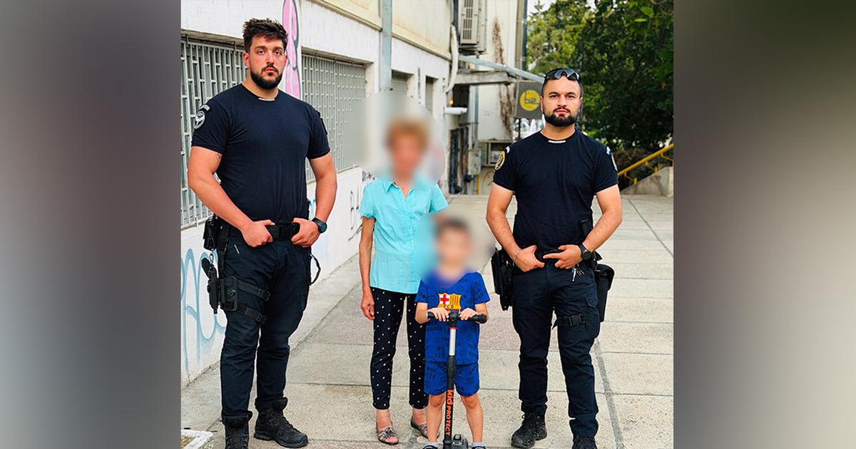 Jandarmi căutând un copil pe străzile din Iași Jandarmi căutând un copil pe străzile din Iași