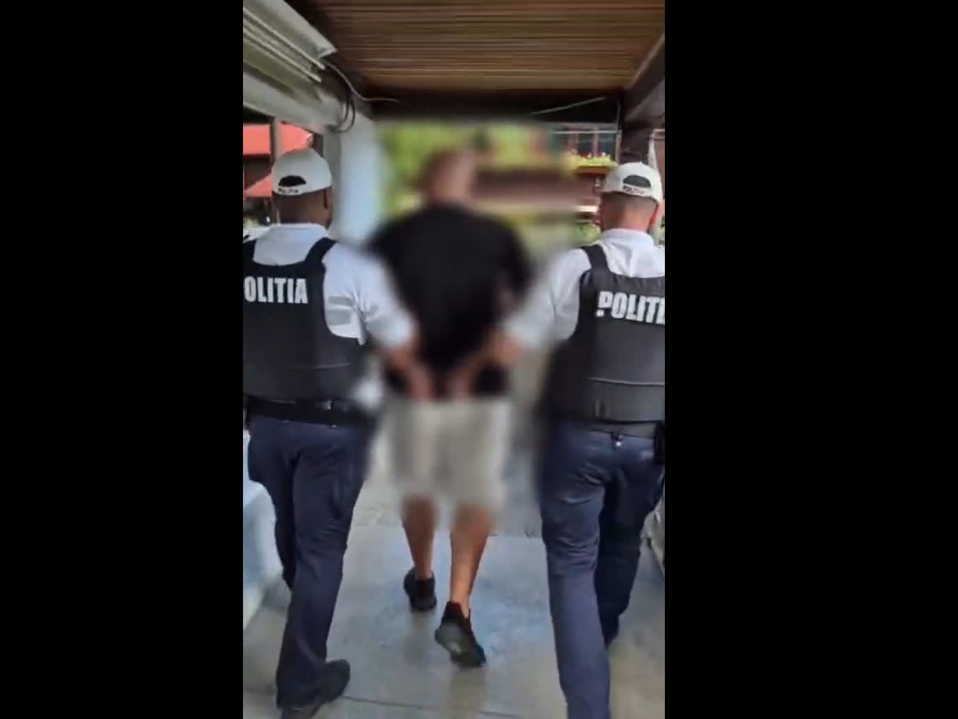Polițiștii din Sinaia au reținut un bărbat cu numere false de diplomat și acte contrafăcute
