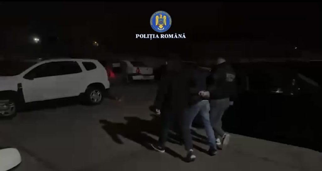 Un bărbat de 42 de ani a fost reținut la Sinaia pentru plăcuțe false și identitate falsă