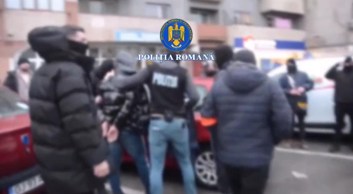 Un bărbat de 42 de ani, reținut la Sinaia pentru numere diplomatice false și identitate falsă