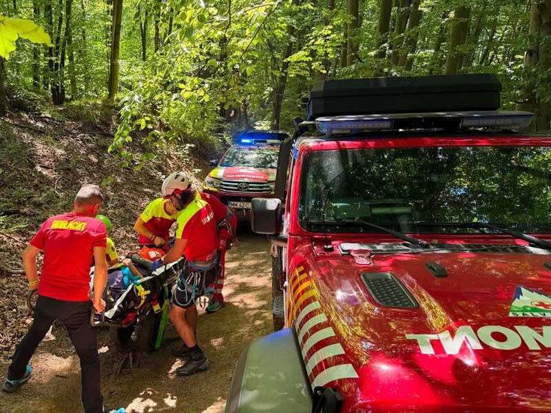 Salvamont Baia Mare intervenție pentru evacuarea unui biciclist accidentat pe traseul montan Salvamont Baia Mare intervenție pentru evacuarea unui biciclist accidentat pe traseul montan